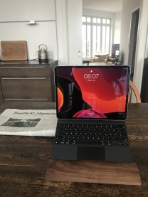 alter Schreibtisch, Provence, iPad mit Tastatur (Bild: Marcus Mühleis)