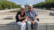 Paar beim lialo-Spaziergang durch den Treptower Park ©lialo