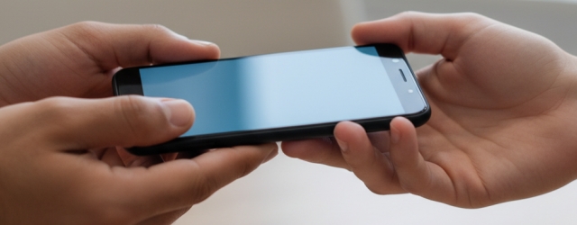 Gib mal dein Handy. Ich will mir deine Bilder anschauen!