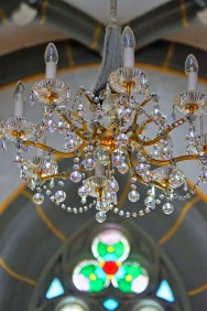 Glitzernde Kronleuchter in der Werfenwenger Pfarrkirche.