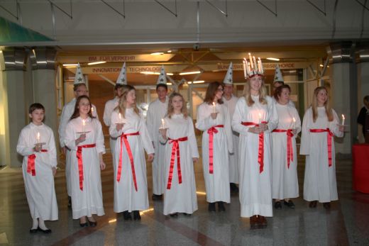 Schewedischer Chor Lucia beim schwedischen Weihnachtsbasar der Schwedischen Kirche in Wien