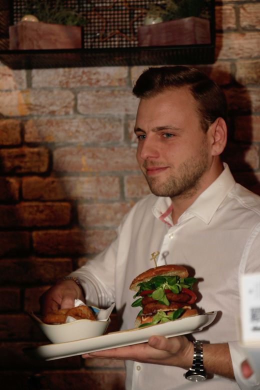 Le Burger Chef Lukas Tauber mit einem seiner Köstlichkeiten