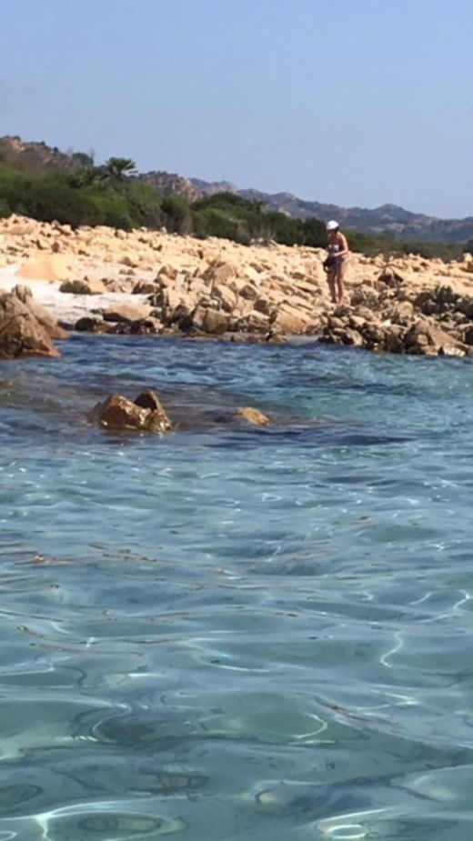 Diese Oase ist von einem üppigen Pinienwald und von fünf Buchten umgeben, die sie zu einem der exklusivsten Küstengebiete auf Sardinien machen. 