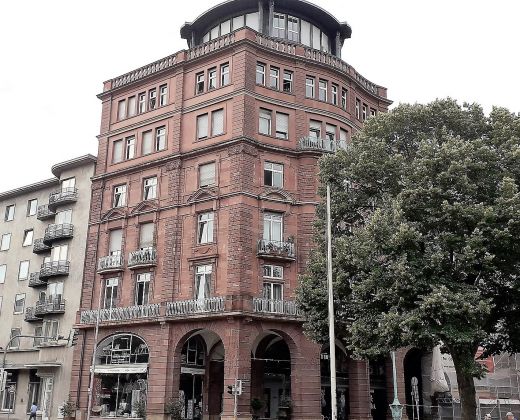 Der "Jugensstil-Turm" am Hotel Leonardo morgens um 10.25 Uhr