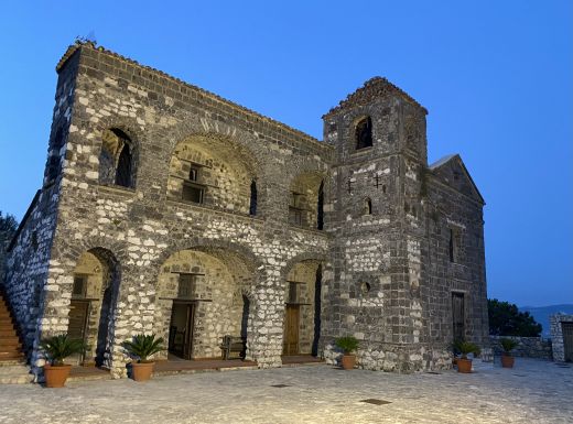 Das kleine Gebäude ist aus freiliegendem Tuffstein, mit einer Giebelfassade, eingerahmt von toskanischen Pilastern; links der schlichte quadratische Glockenturm, gekrönt von einer Stufenkuppel