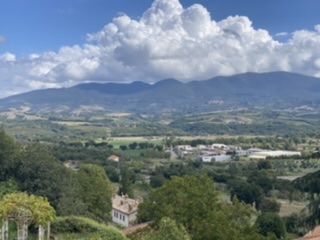 Atemberaubendes Panorama vom Dorf Castiglione über das Tibertal